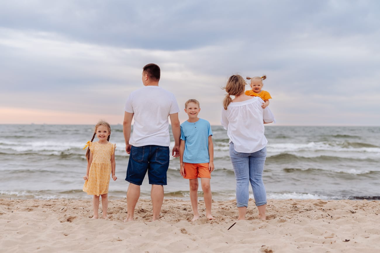 Rodzina patrzy na wzburzone morze sesja w wakacje Gdańsk