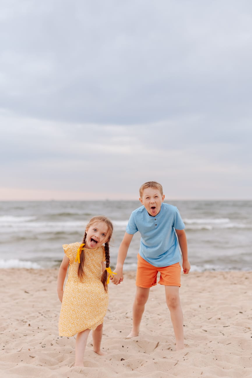 Rodzeństwo wygłupia się sesja rodzinna na plaży