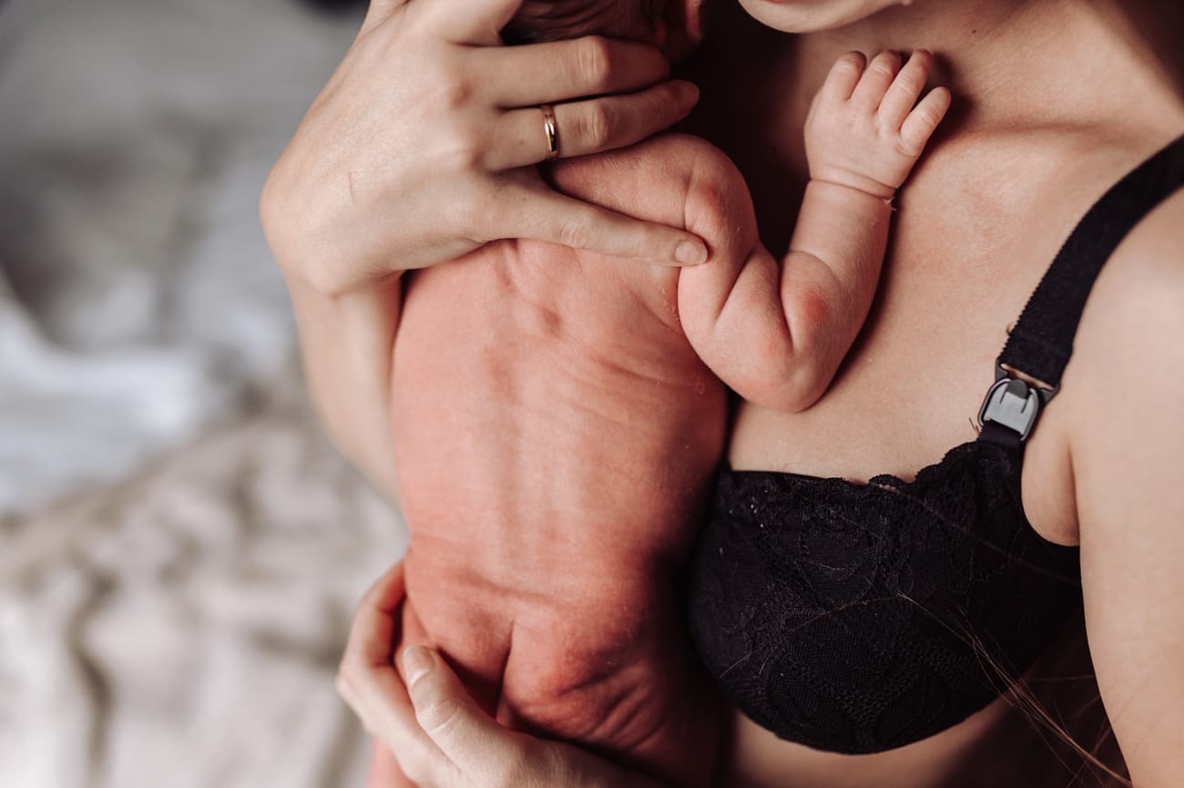 Mama tuli noworodka skin to skin naturalna sesja w domu Gdynia