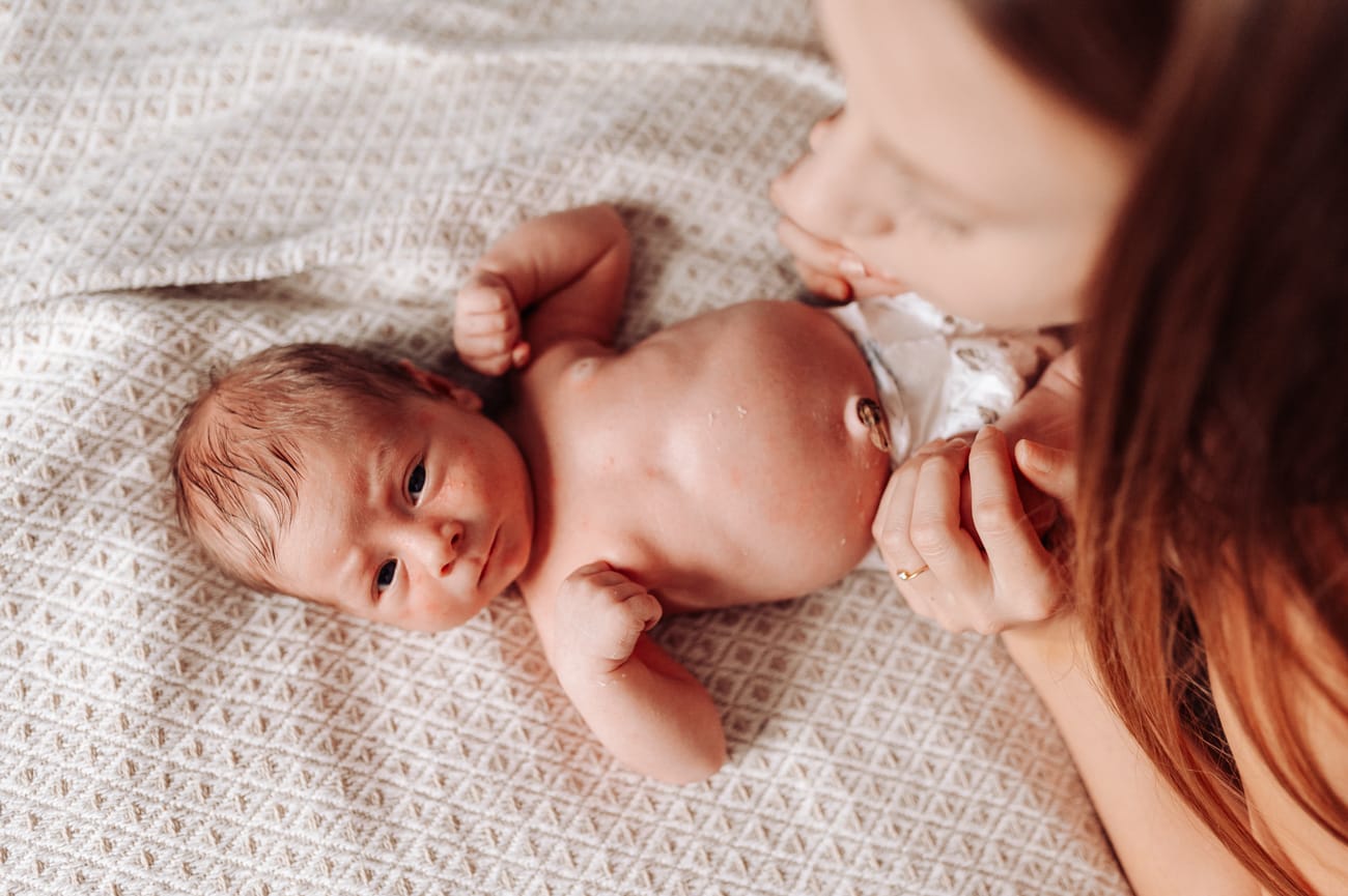 Młoda mama z noworodkiem sesja lifestyle Gdynia