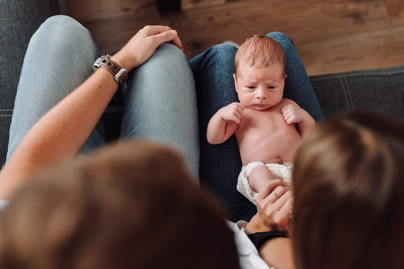 Noworodek na kolanach taty sesja w domu Gdynia