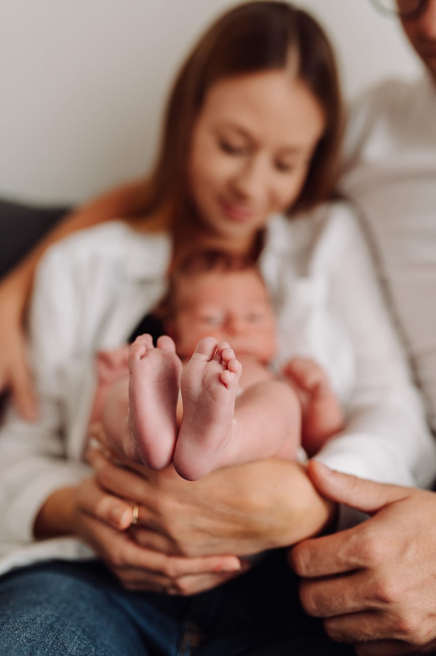 Stópki noworodka sesja noworodkowa w domu Gdynia
