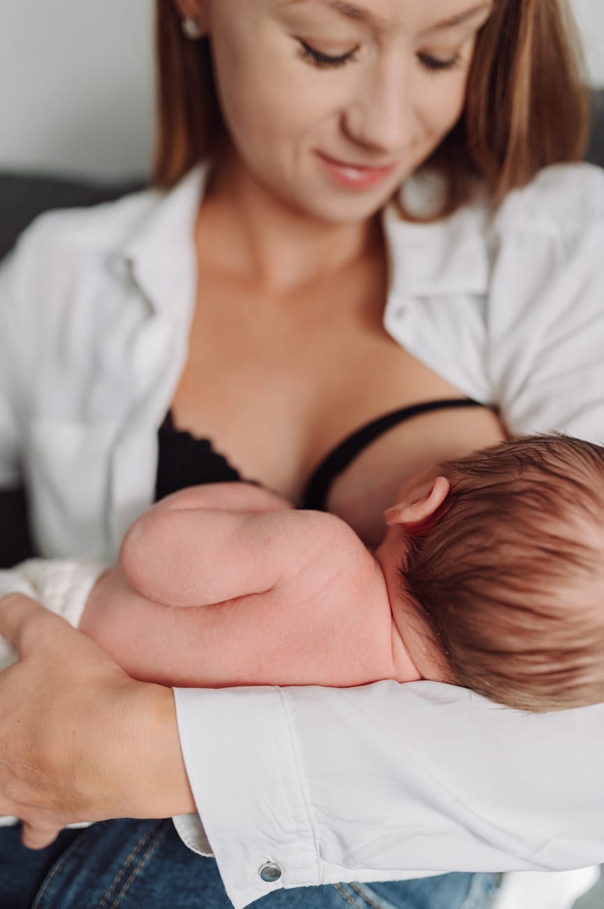 Mama karmiąca noworodka sesja w domu Gdynia
