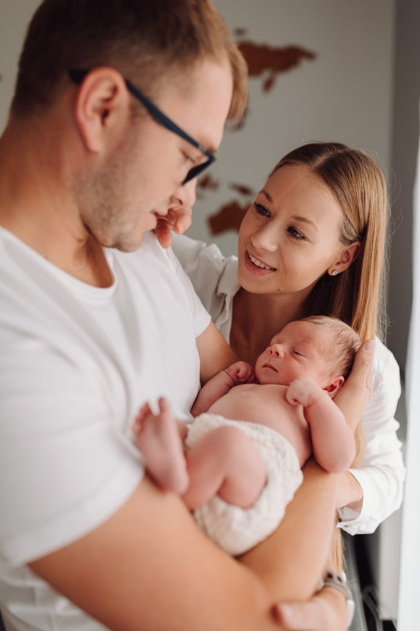 Młodzi rodzice z noworodkiem sesja lifestyle Gdynia