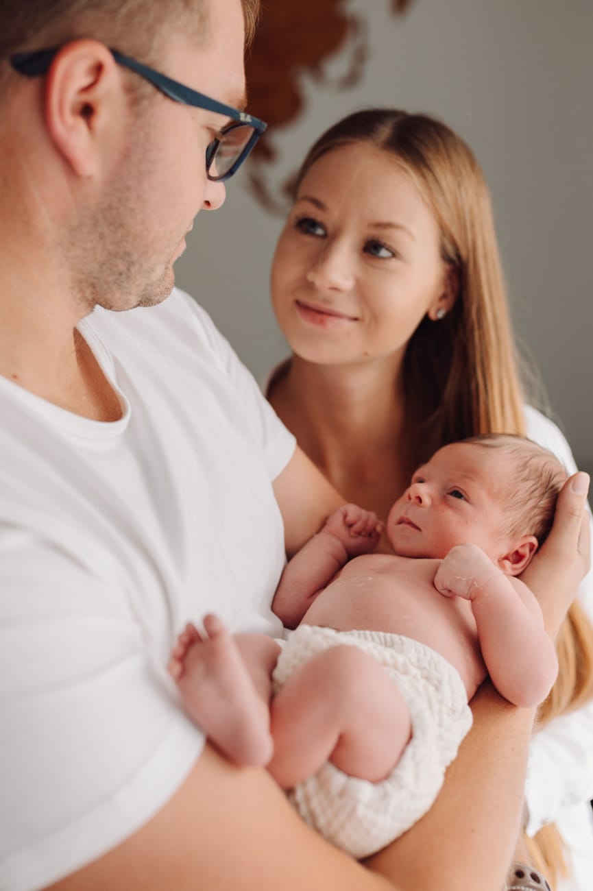 Rodzice przytulają noworodka sesja w domu Gdynia