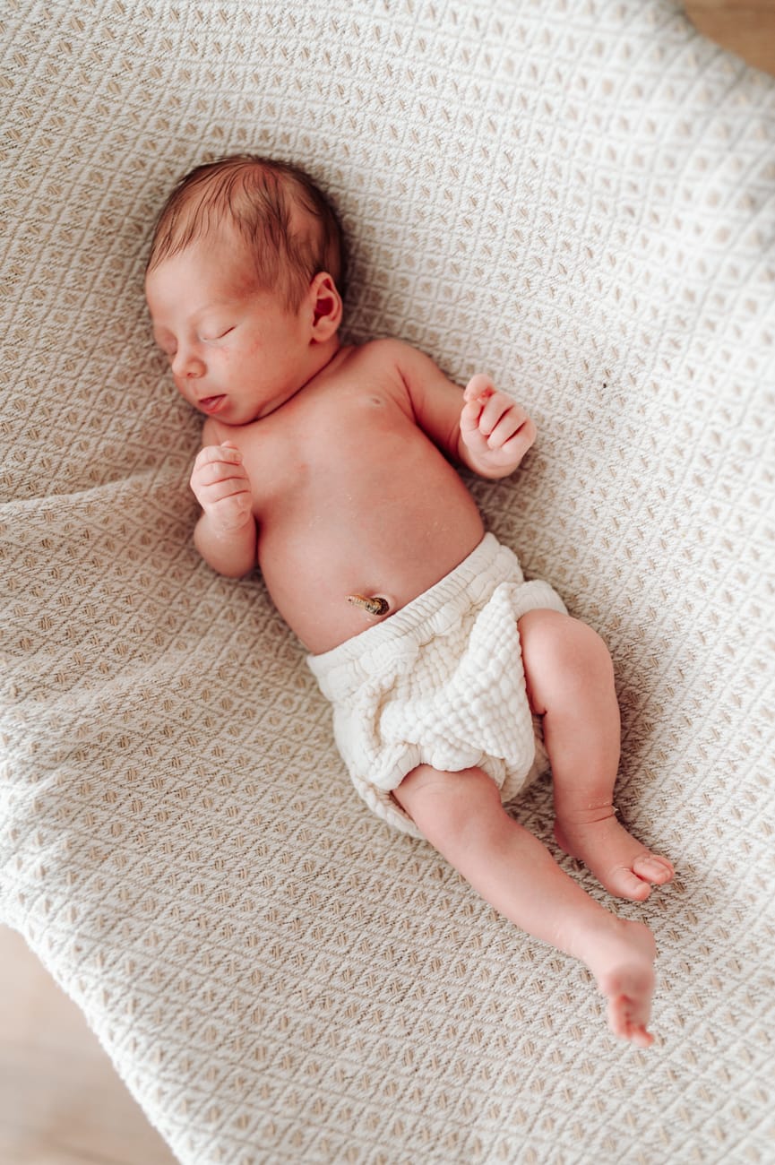 Noworodek w koszu Mojżesza sesja w domu Gdynia