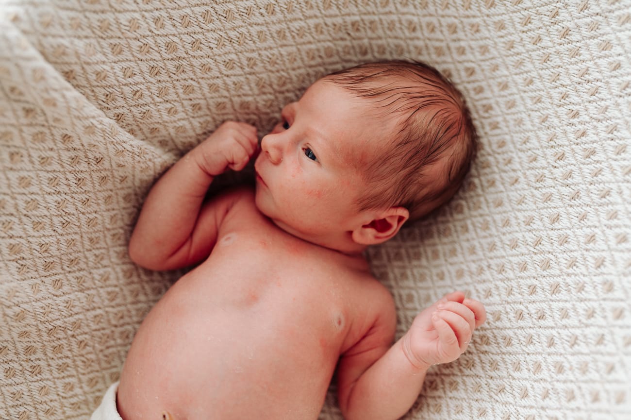 Noworodek śpi w koszu Mojżesza domowa sesja Gdynia
