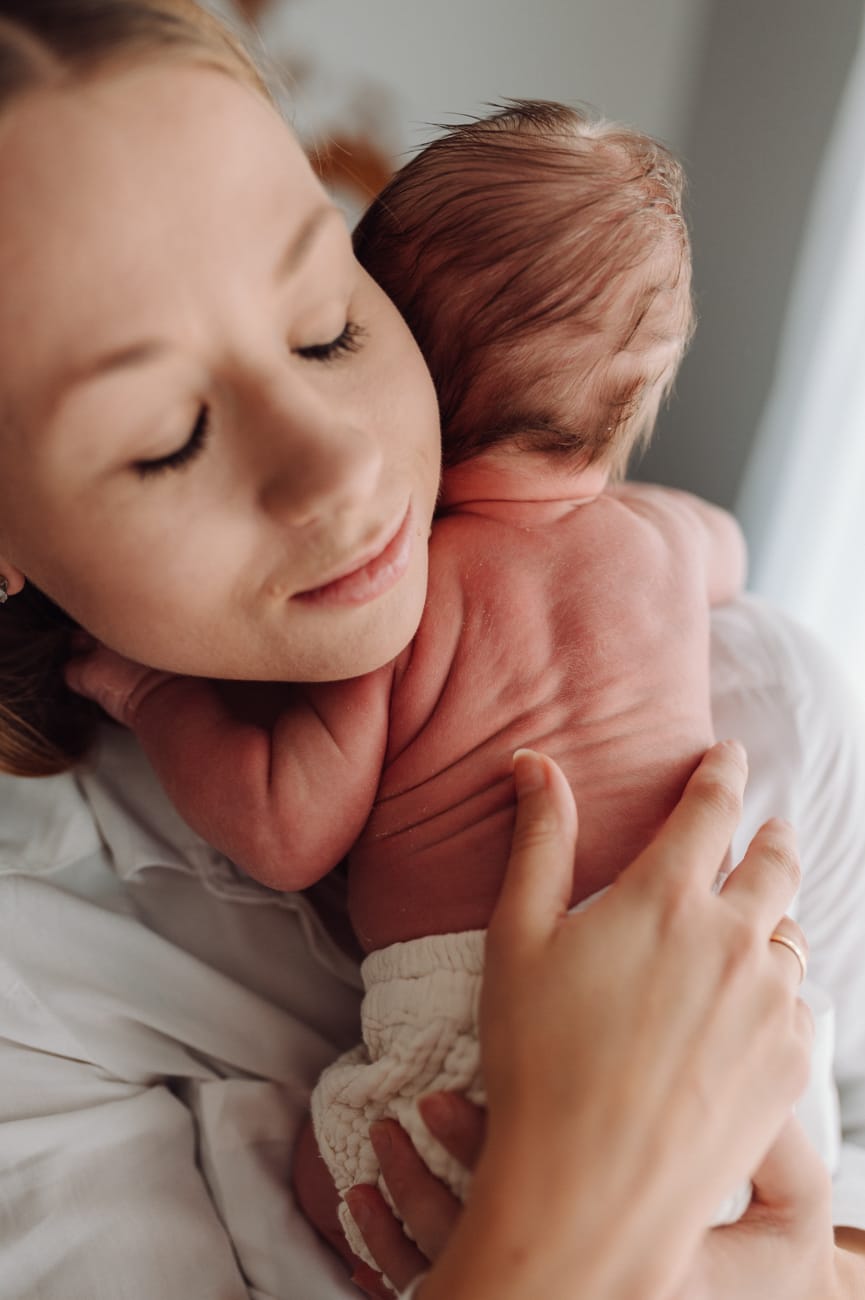 Noworodek na ramieniu mamy sesja lifestyle Gdynia
