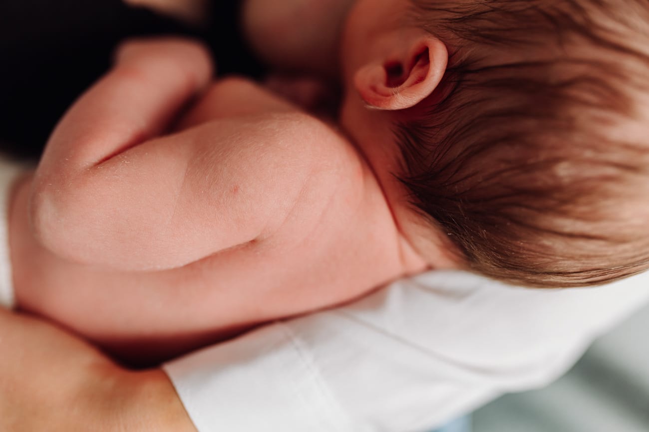 Zbliżenie ciała noworodka sesja w domu Gdynia
