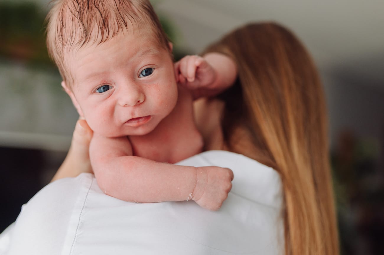 Portret noworodka z otwartymi oczami sesja Gdynia