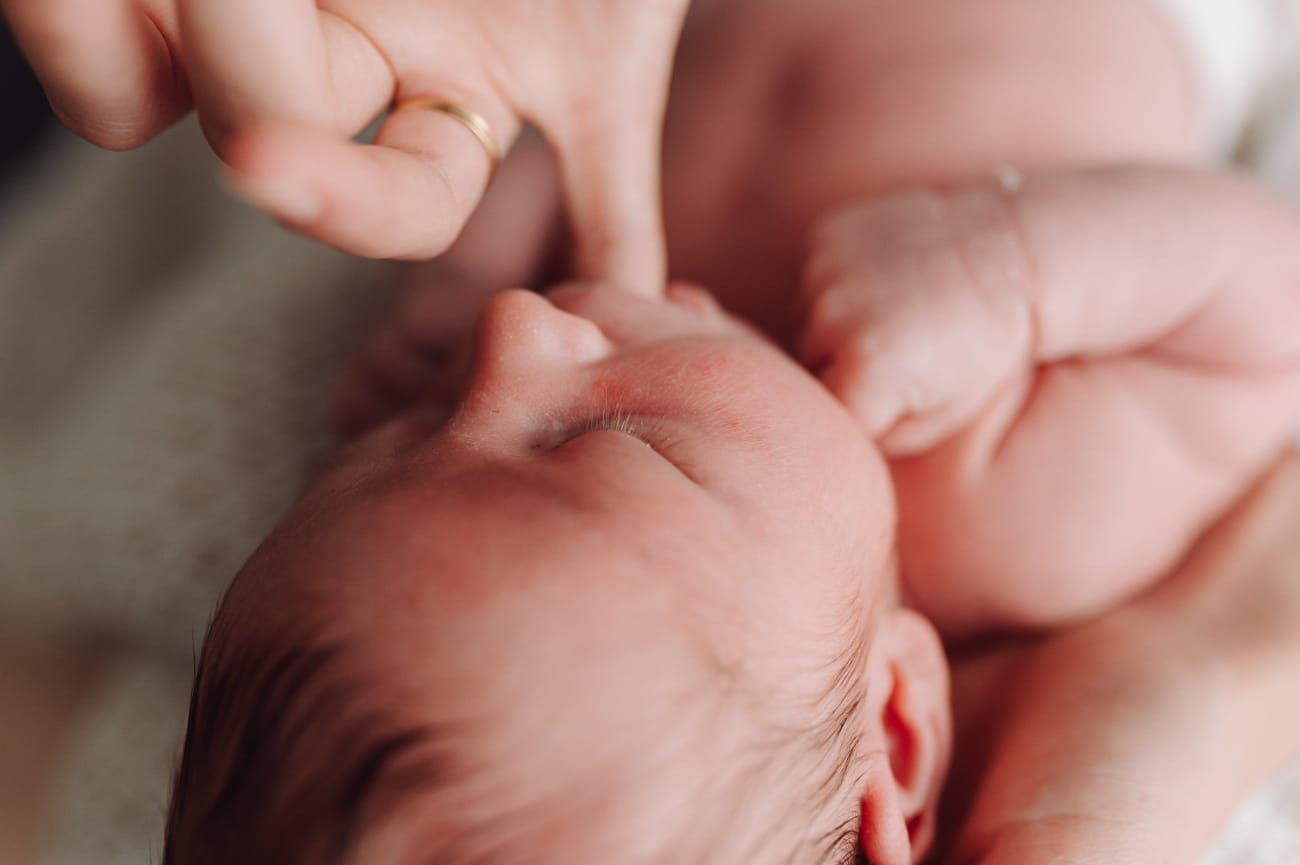 Zbliżenie noworodka naturalna sesja w domu Gdynia