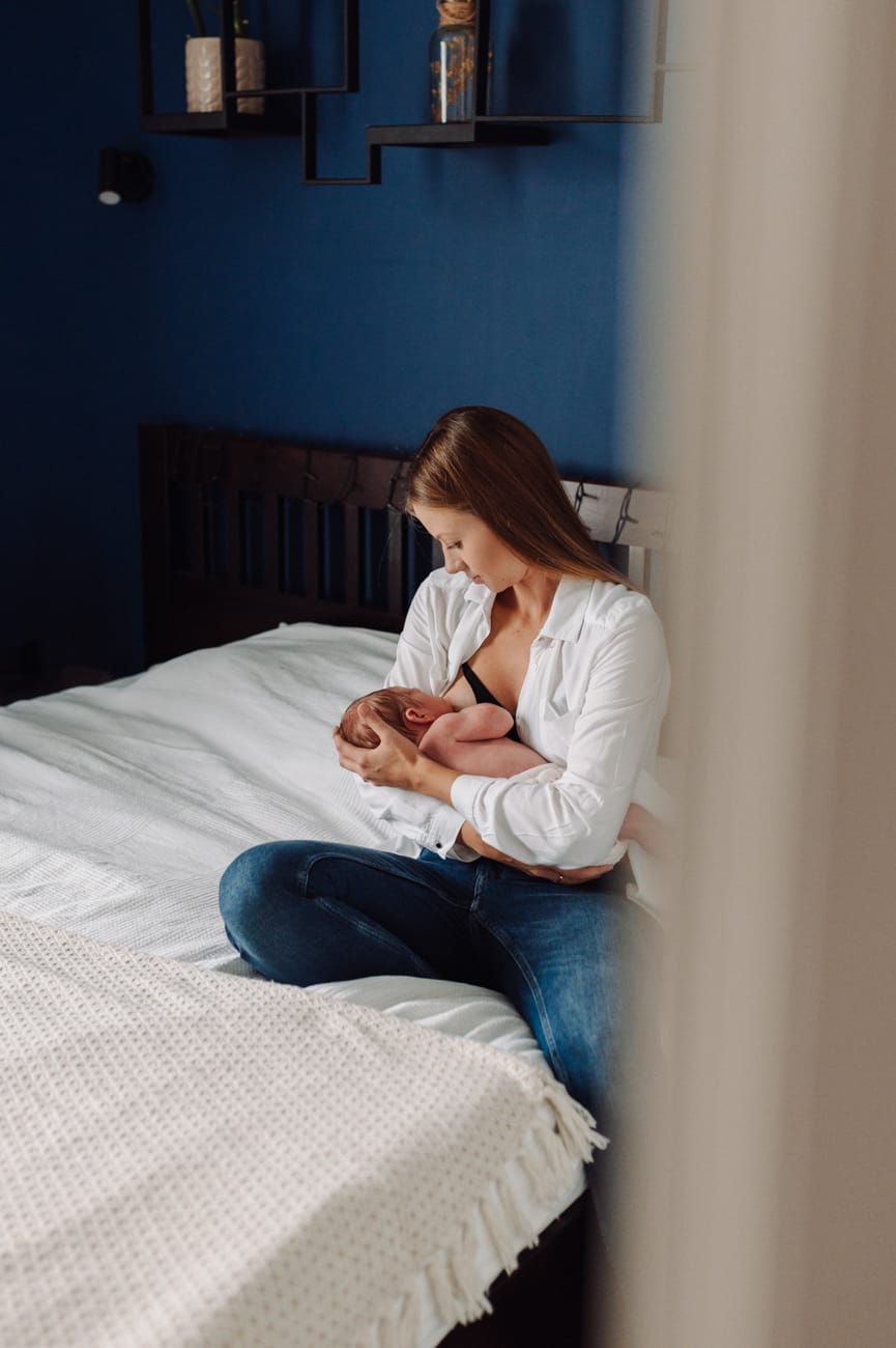 Mama karmi dziecko sesja noworodkowa w domu Gdynia