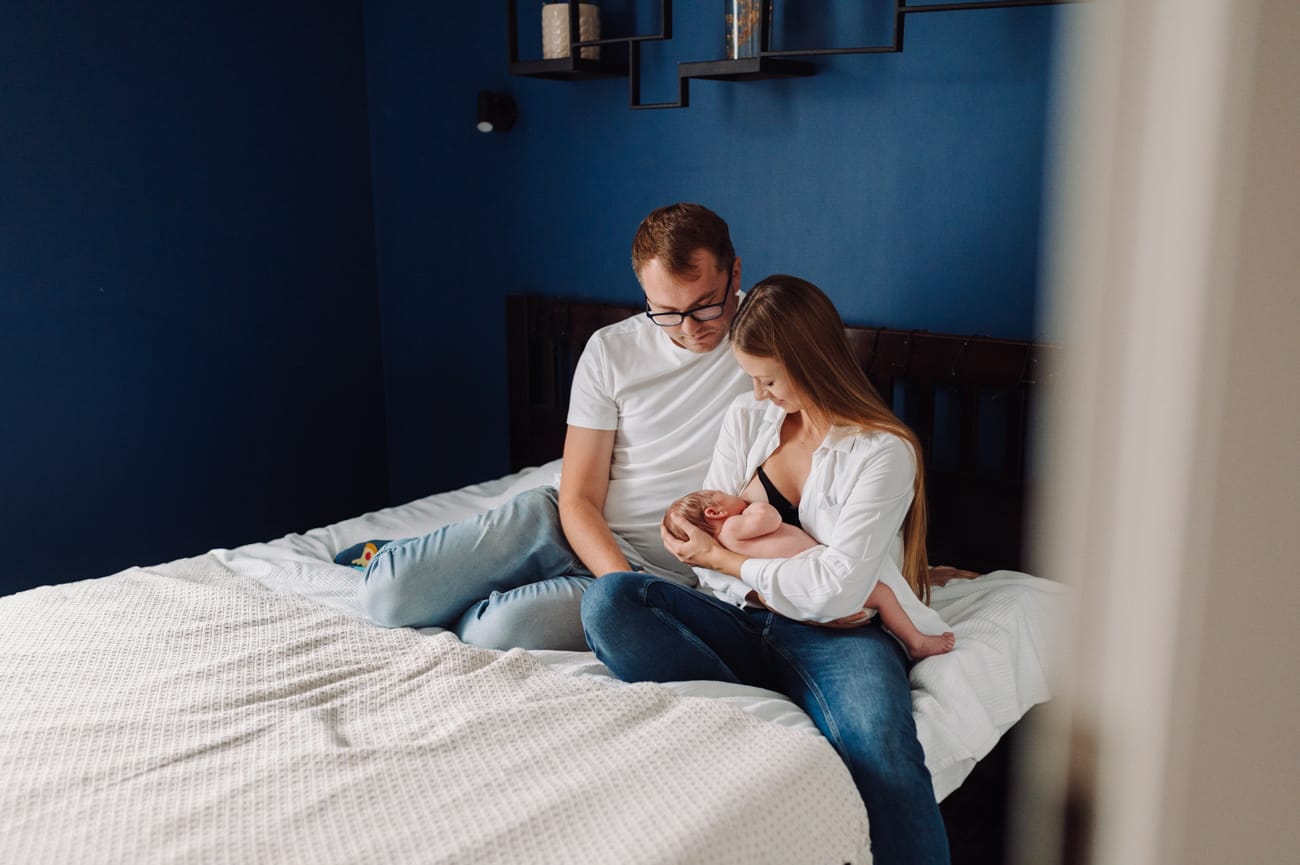 Rodzice z noworodkiem sesja lifestyle w domu Gdynia
