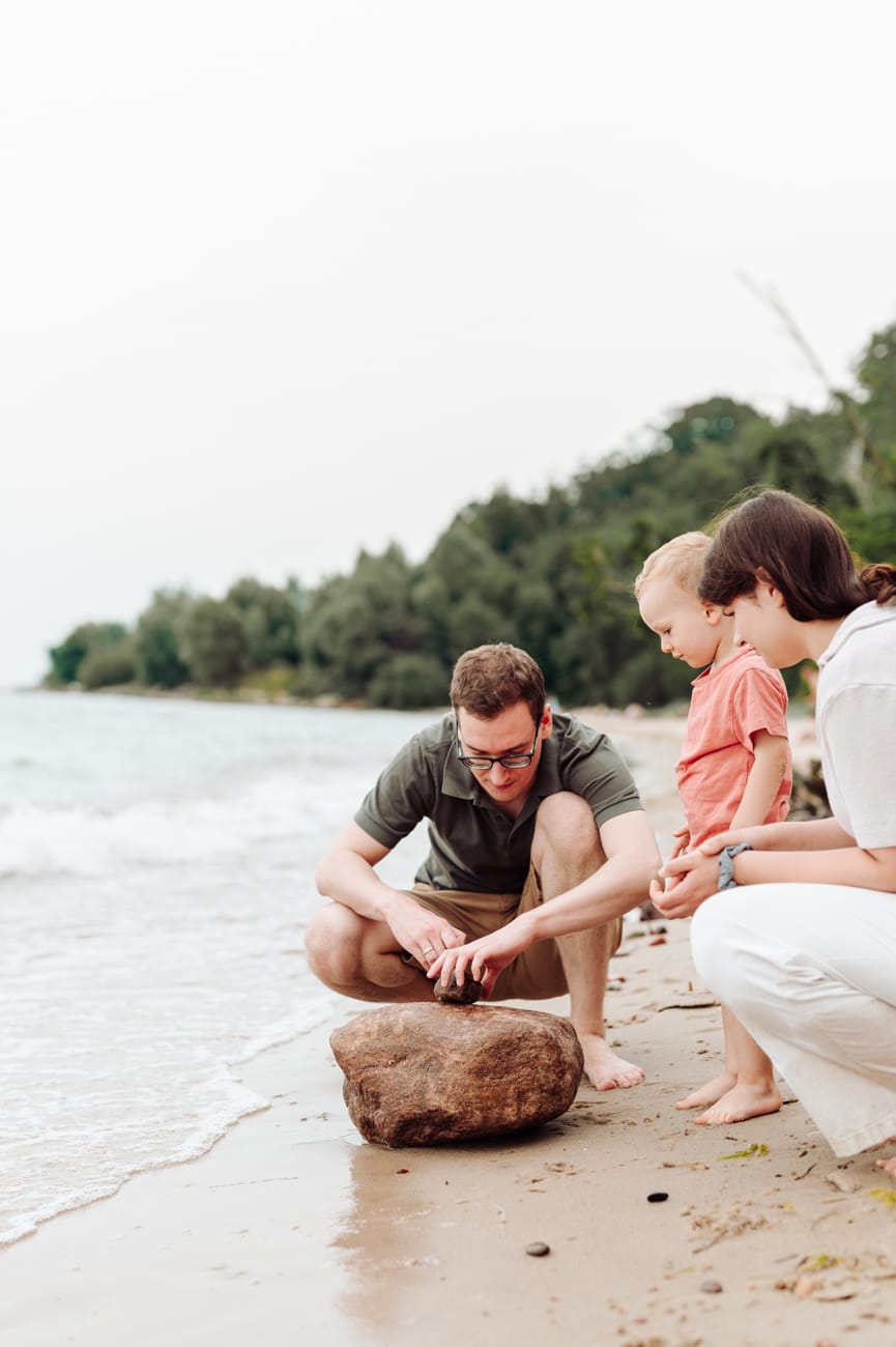 Rodzice z synem sesja rodzinna z dwulatkiem nad morzem
