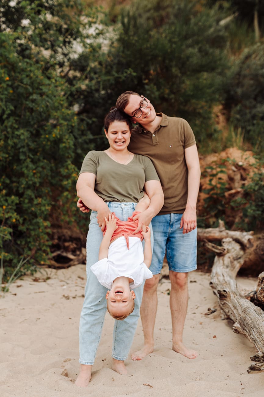 Rodzinny kadr sesja z dwulatkiem nad morzem Gdynia