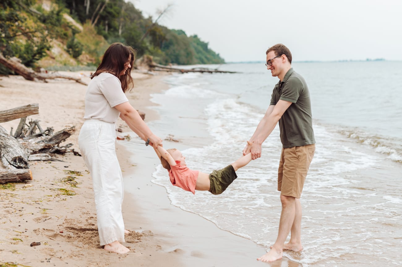 Rodzice z dwulatkiem sesja rodzinna nad morzem Gdynia