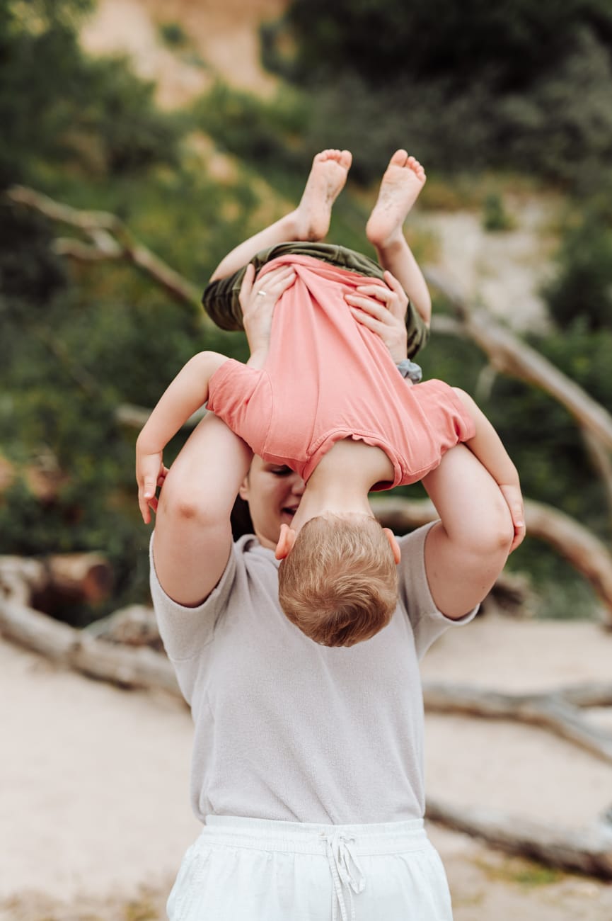 Mama z dwulatkiem na plaży sesja rodzinna Gdynia
