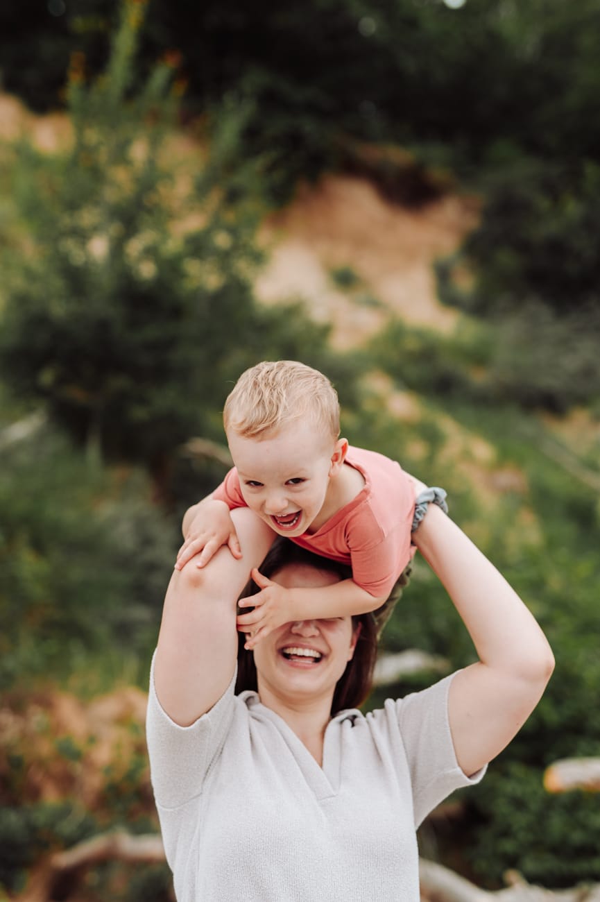 Mama z dwulatkiem na plaży sesja rodzinna Gdynia
