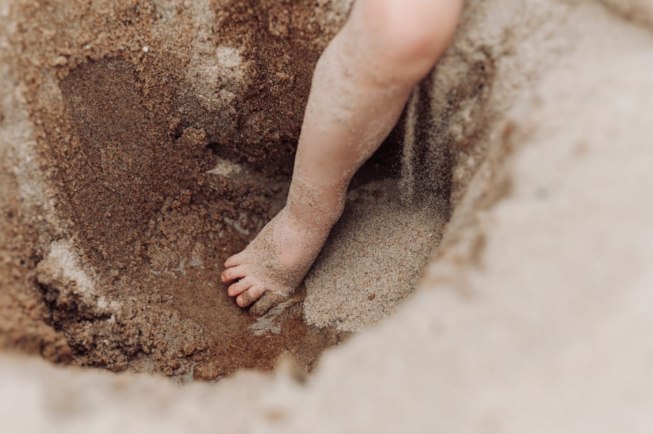 Stopy dwulatka na mokrym piasku sesja nad morzem Gdynia