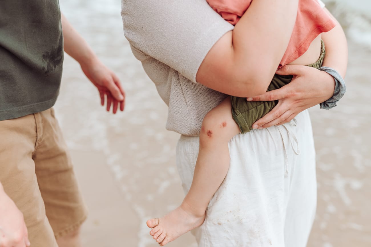 Kolana dwulatka siniaki po zabawie sesja rodzinna
