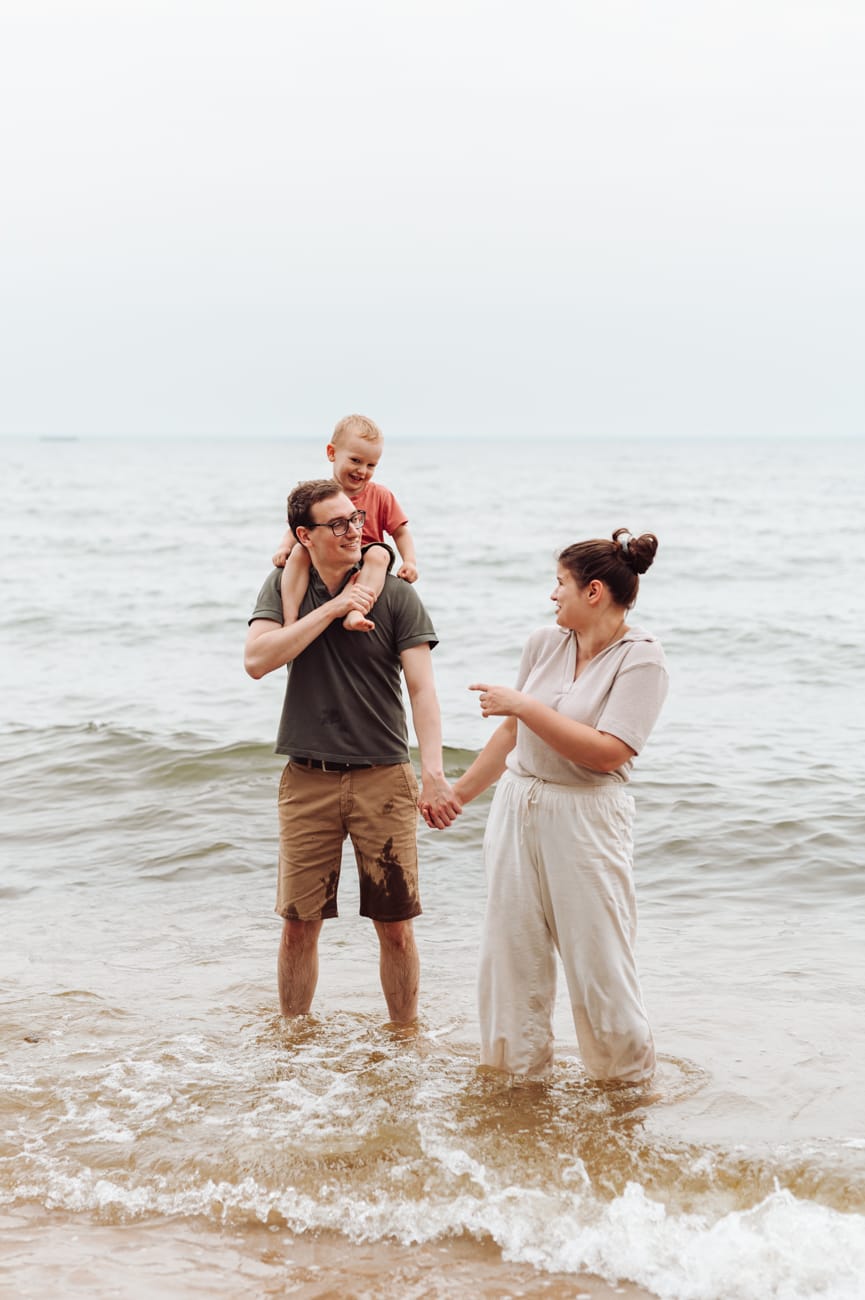 Tata z synem na ramionach sesja rodzinna nad morzem
