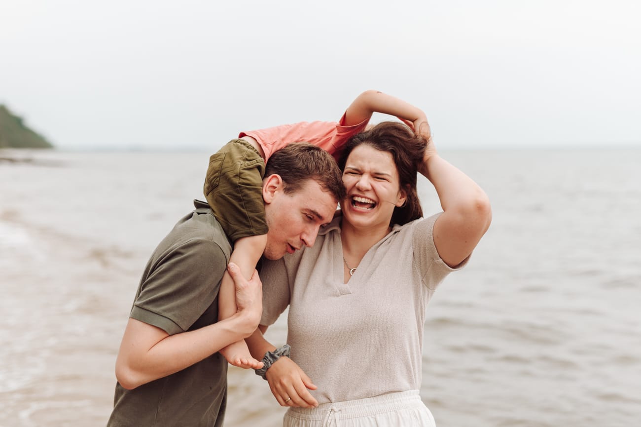 Dwulatek ucieka od taty, żeby tulić mamę na plaży sesja rodzinna Gdynia