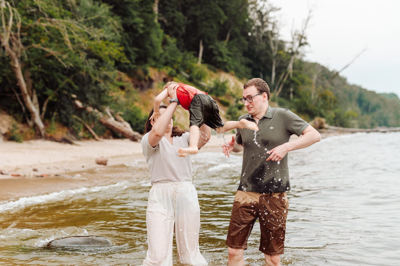 Mokry dwulatek po zabawie w morzu sesja rodzinna