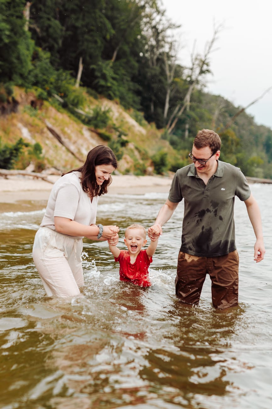 Dwulatek chlapie wodą w morzu sesja rodzinna Gdynia