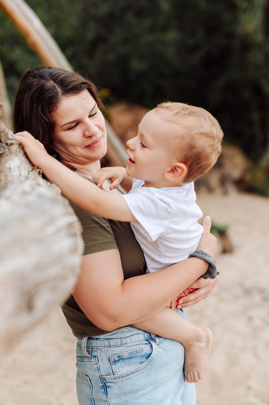 Mama z synem sesja rodzinna nad morzem Gdynia
