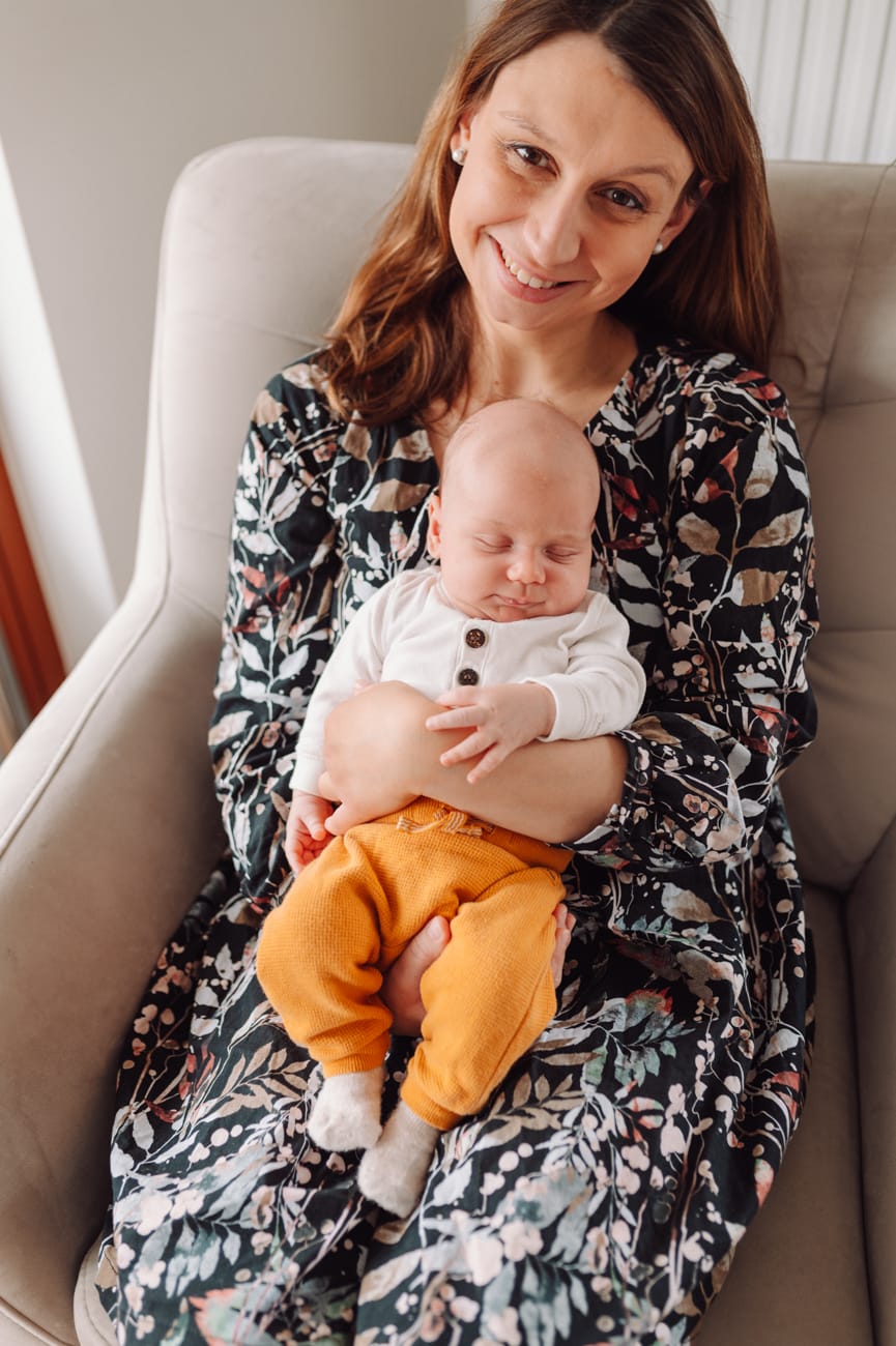 Mama tuli niemowlę w salonie sesja w domu Gdańsk