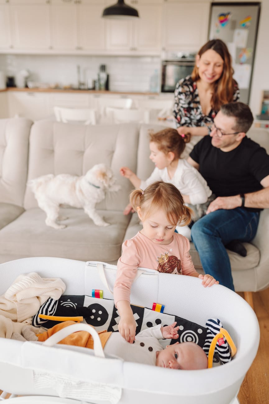 Rodzina z trójką dzieci i psem na kanapie Gdańsk