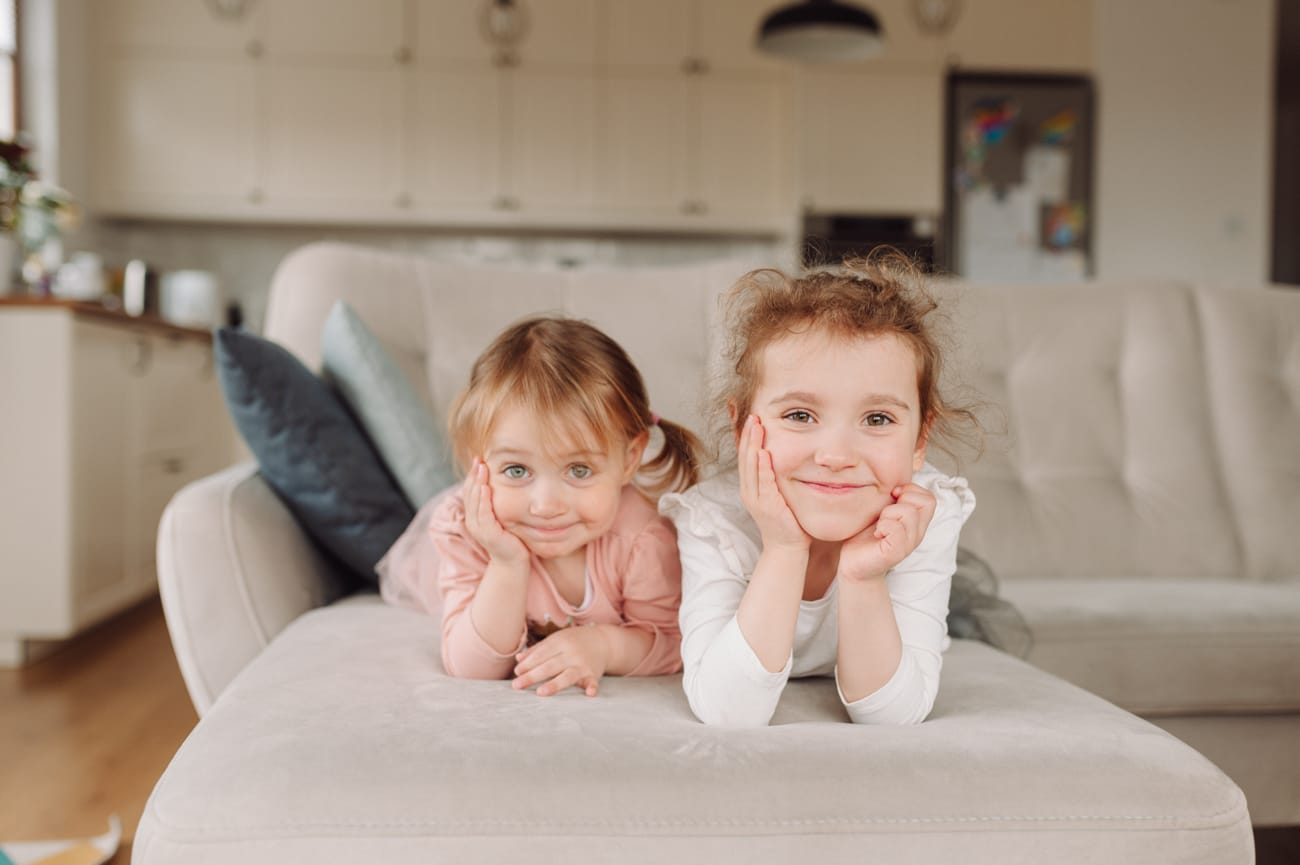 Portret sióstr sesja rodzinna w domu Gdańsk