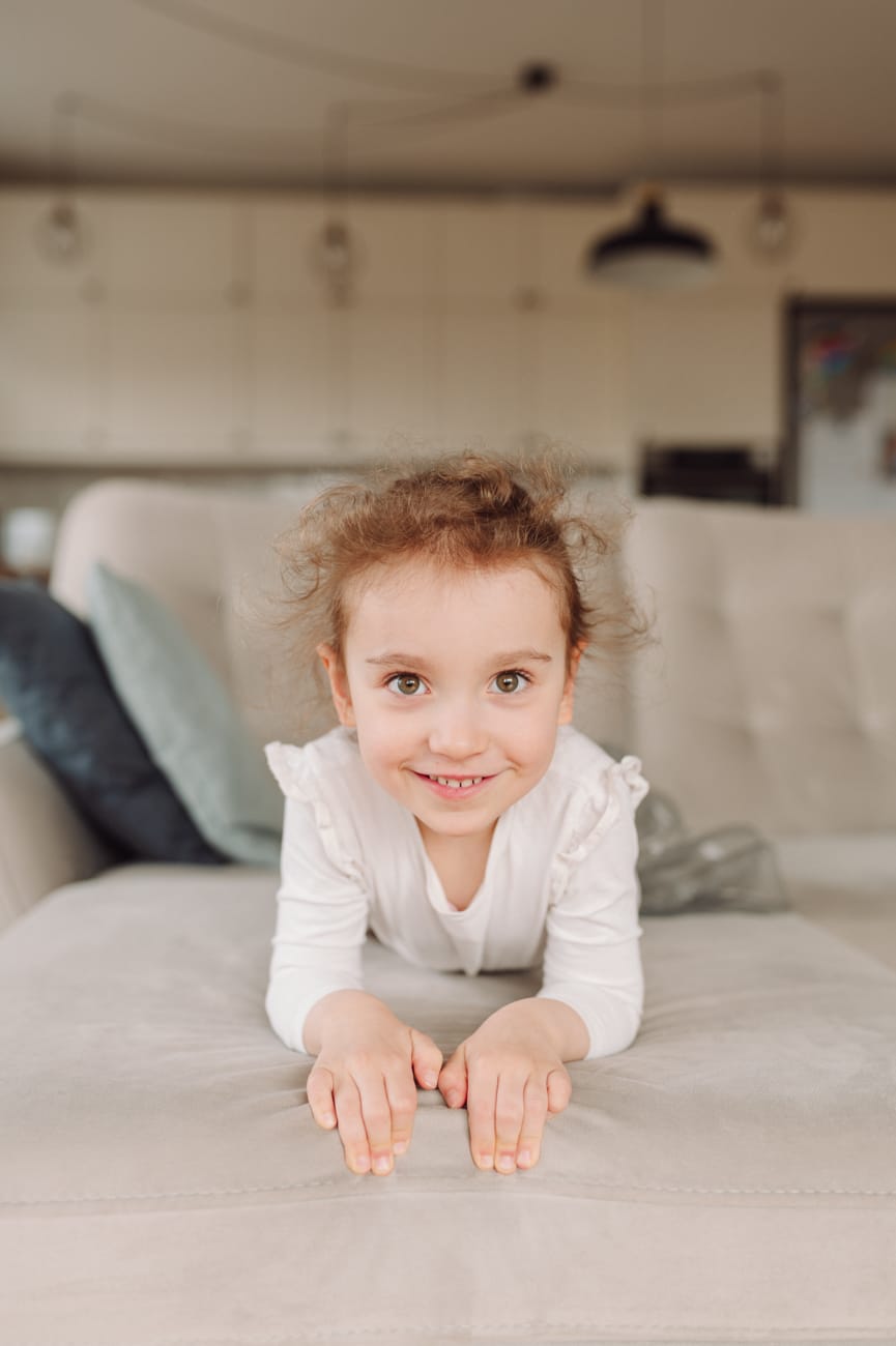 Portret dziewczynki sesja rodzinna w domu Gdańsk