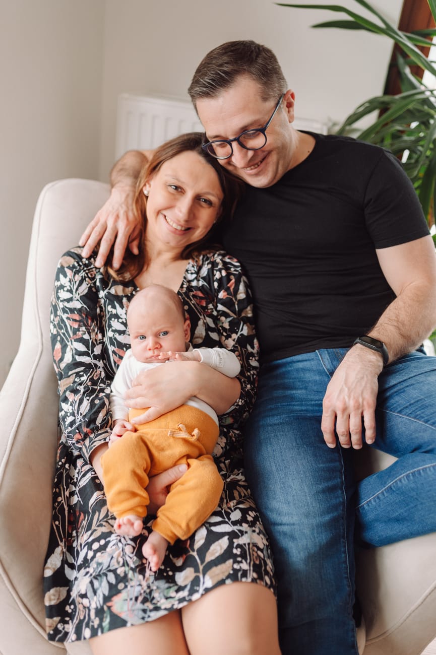 Roześmiani rodzice z synkiem sesja w domu Gdańsk