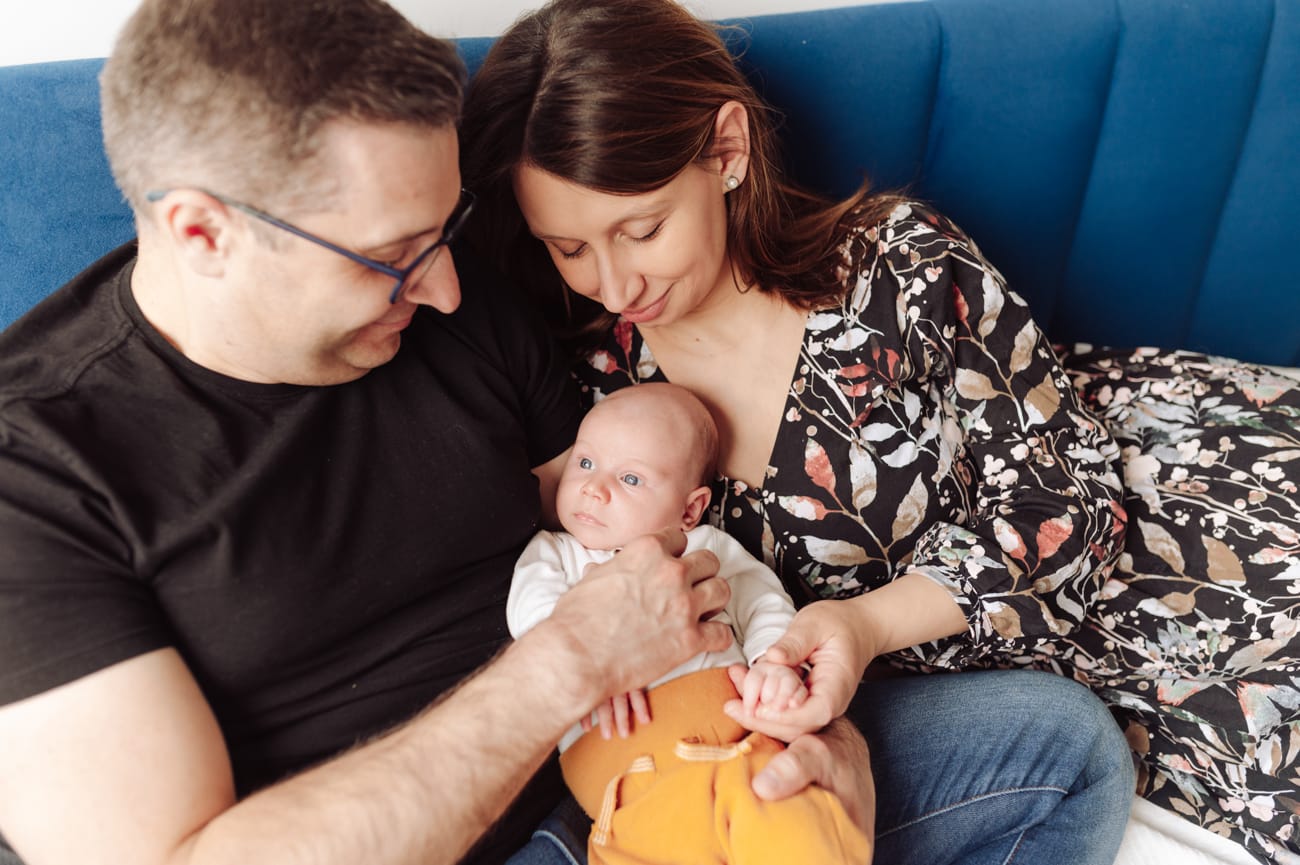 Rodzice z niemowlakiem sesja rodzinna w domu Gdańsk