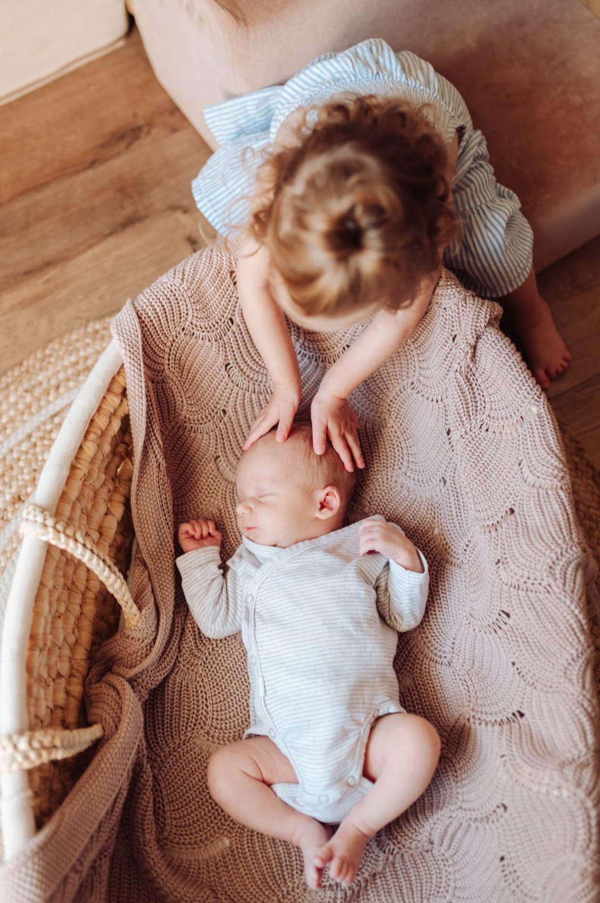 Siostra tuli noworodka sesja z rodzeństwem w domu Gdańsk