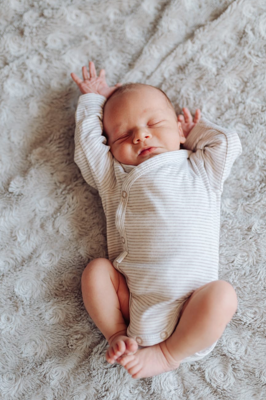 Noworodek przeciąga się sesja noworodkowa w domu Gdańsk