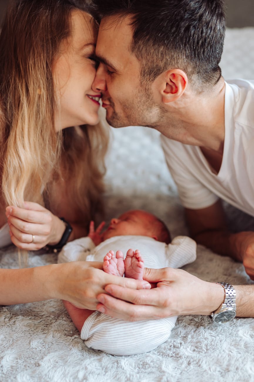 Stópki noworodka detal sesja noworodkowa w domu