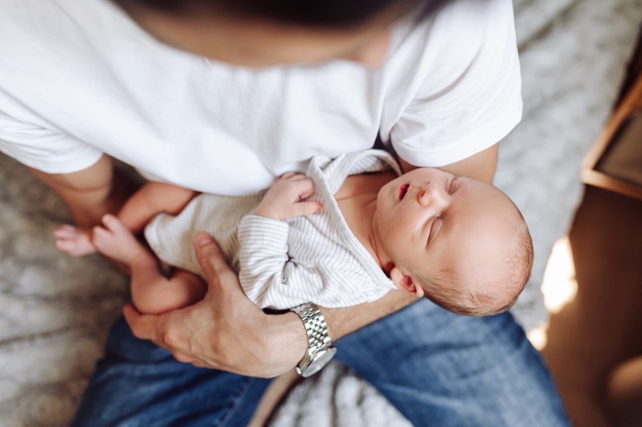 Tata z noworodkiem sesja noworodkowa w domu Gdańsk