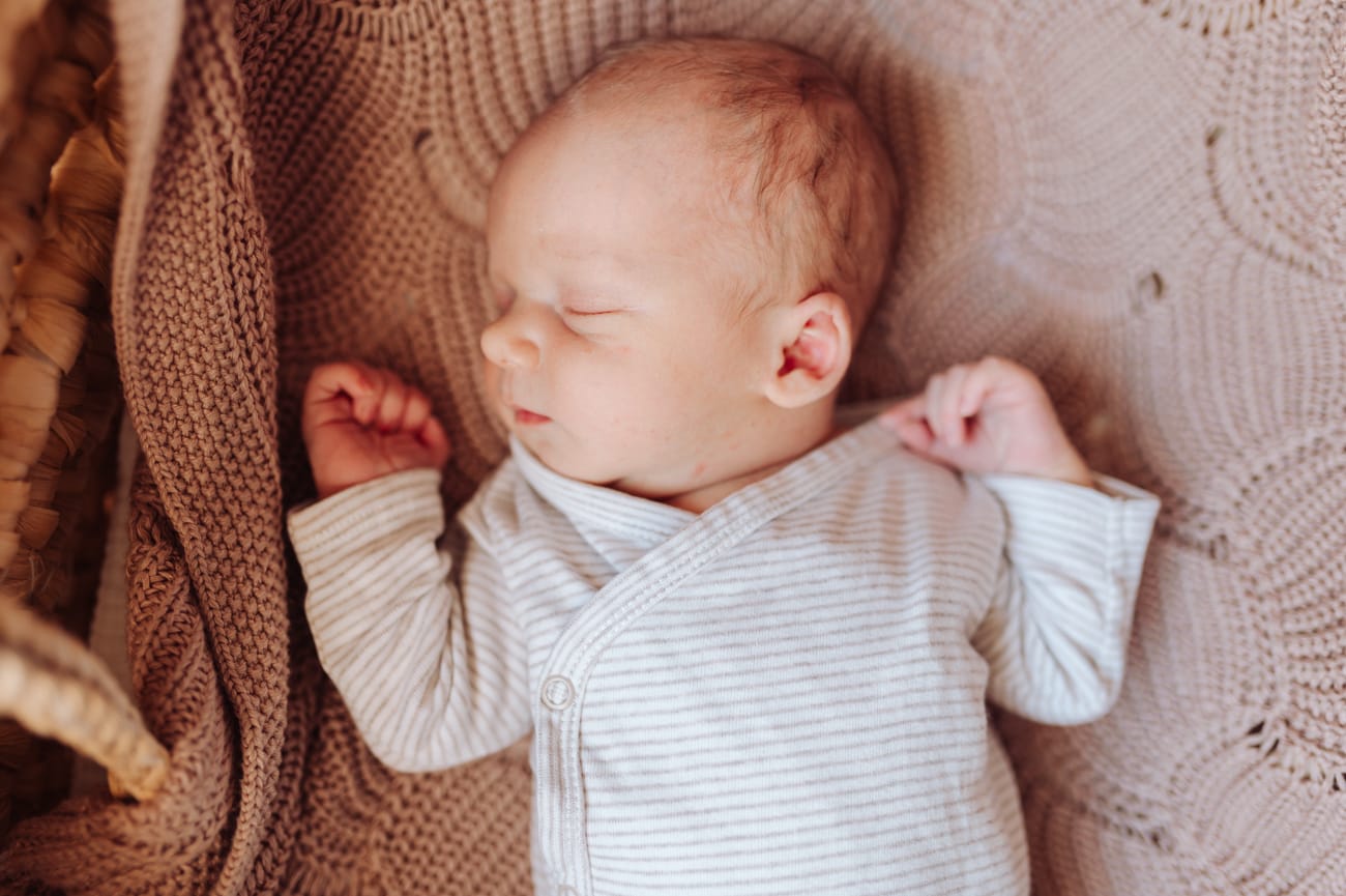 Noworodek w koszyku domowa sesja noworodkowa Gdańsk