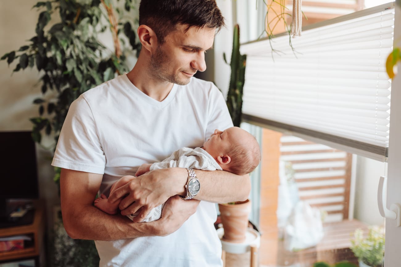 Tata trzyma noworodka domowa sesja Gdańsk