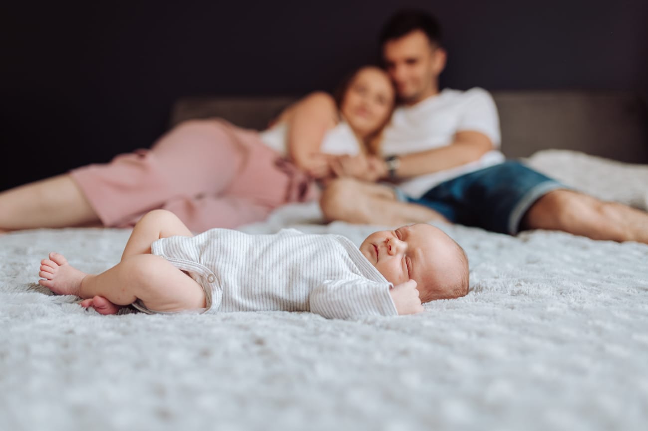 Rodzice z noworodkiem sesja noworodkowa w domu Gdańsk