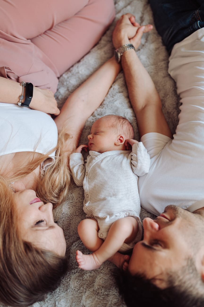 Rodzice z noworodkiem na rękach sesja w domu Gdańsk