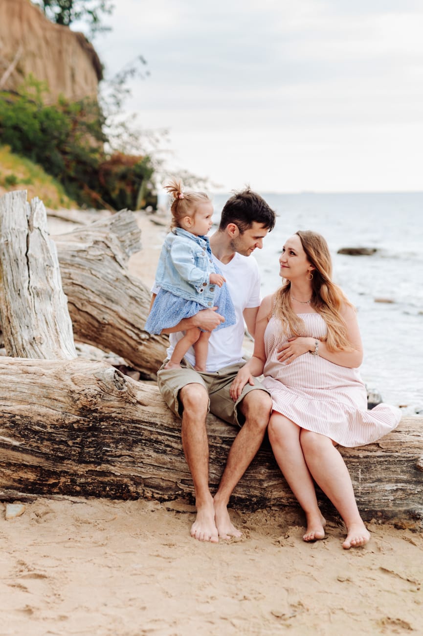 Rodzina na klifie Gdynia sesja ciążowa ze starszym dzieckiem