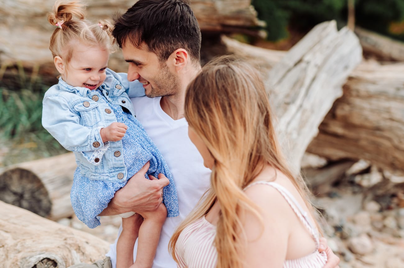 Mama z córką na plaży sesja ciążowa Gdynia
