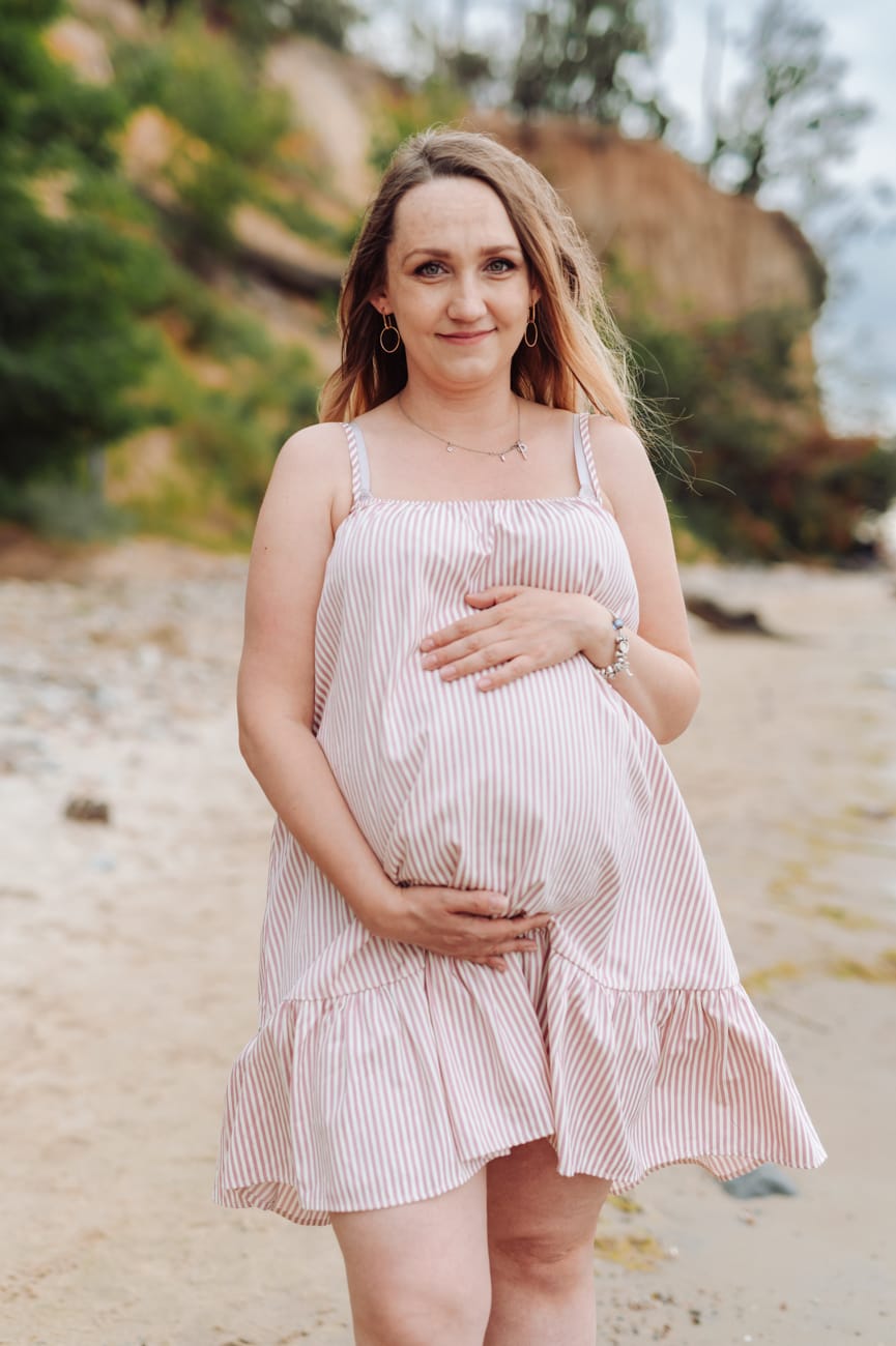 Portret mamy w ciąży nad morzem Gdynia