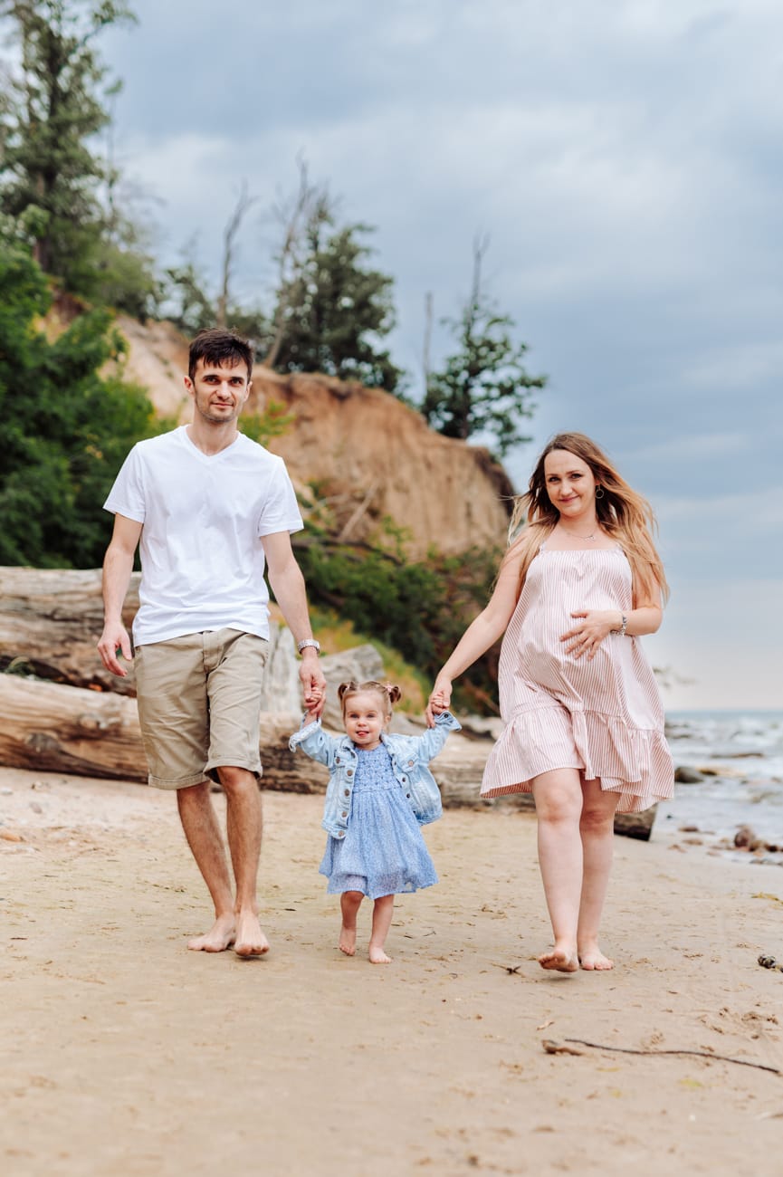 Rodzina na plaży sesja ciążowa ze starszym dzieckiem Gdynia