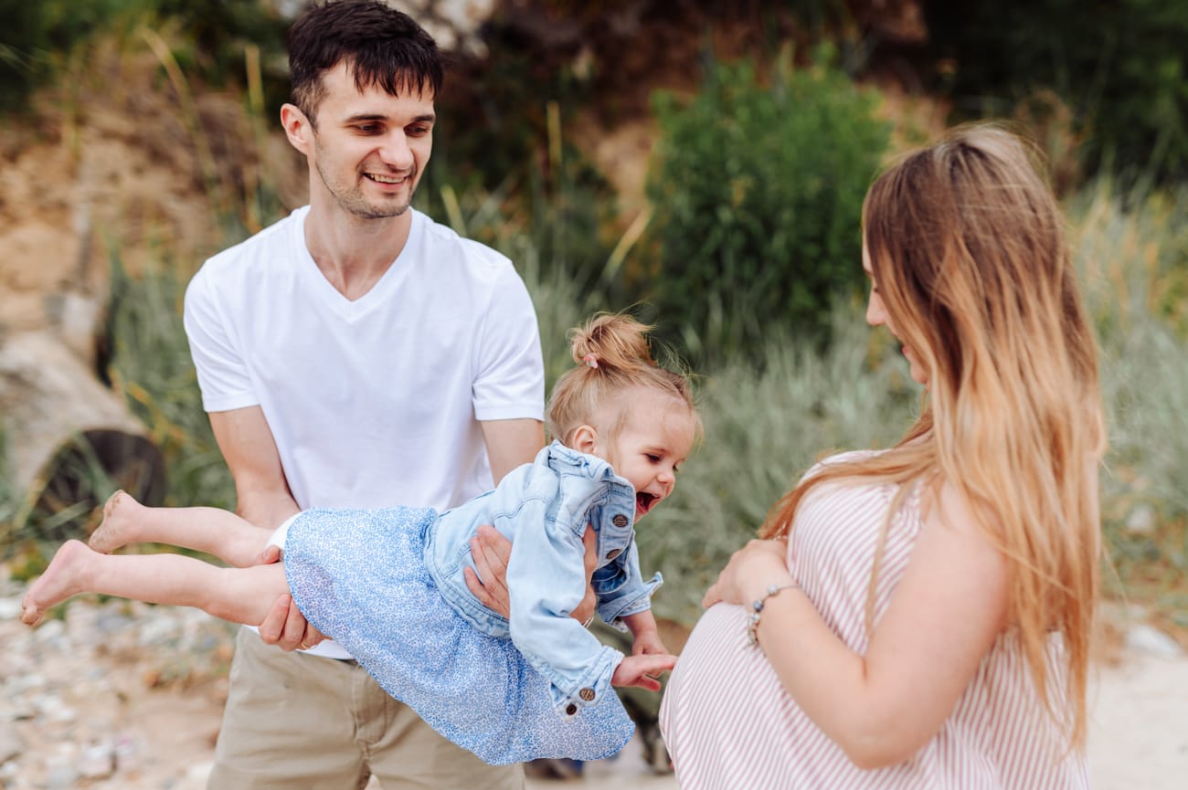 Zabawy na plaży sesja ciążowa ze starszym dzieckiem Gdynia
