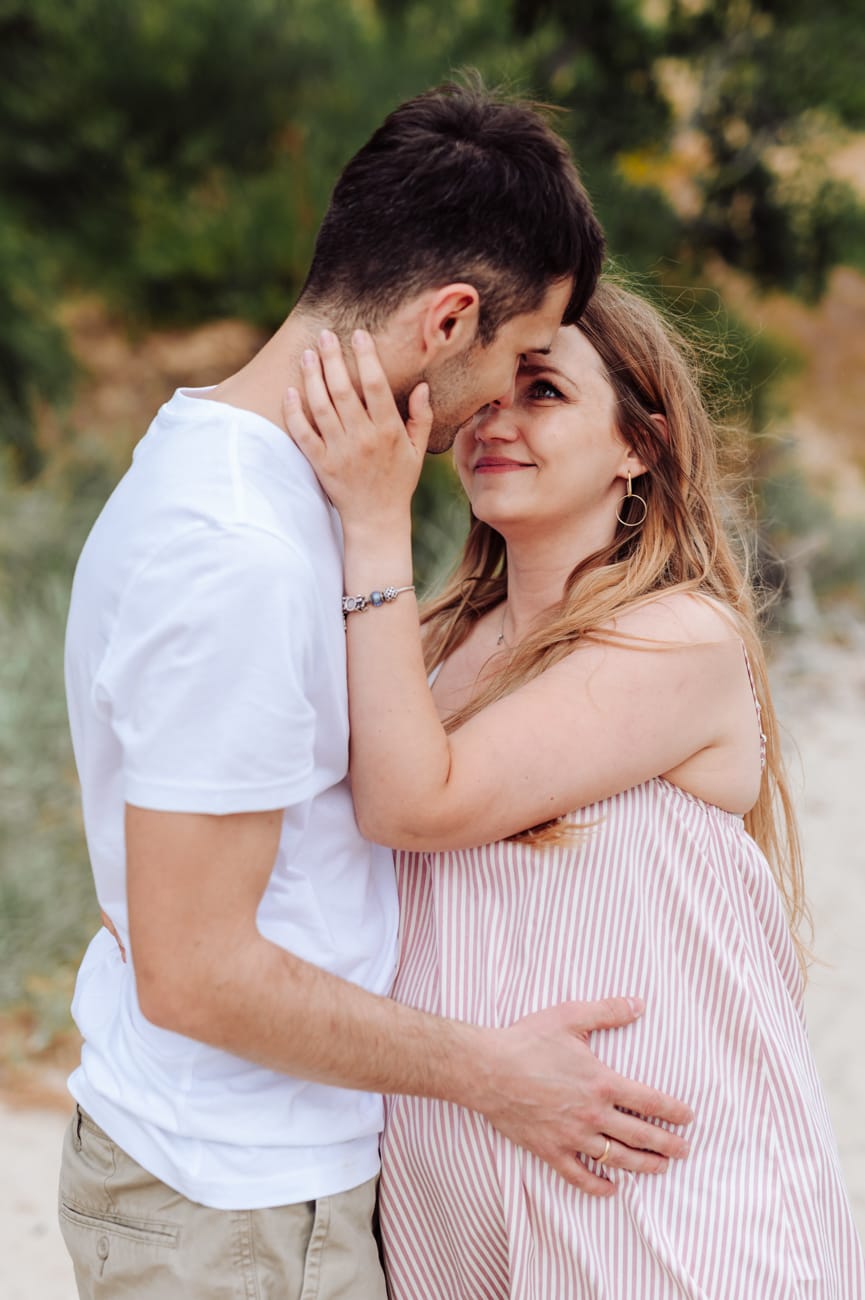 Rodzice przytuleni na plaży sesja ciążowa Gdynia