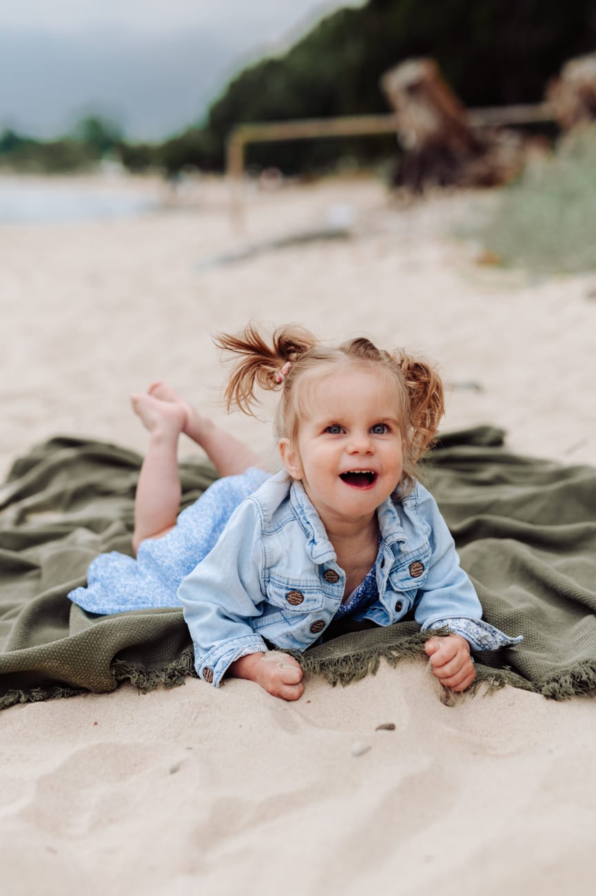 Dwulatka bawi się na kocu na plaży Gdynia